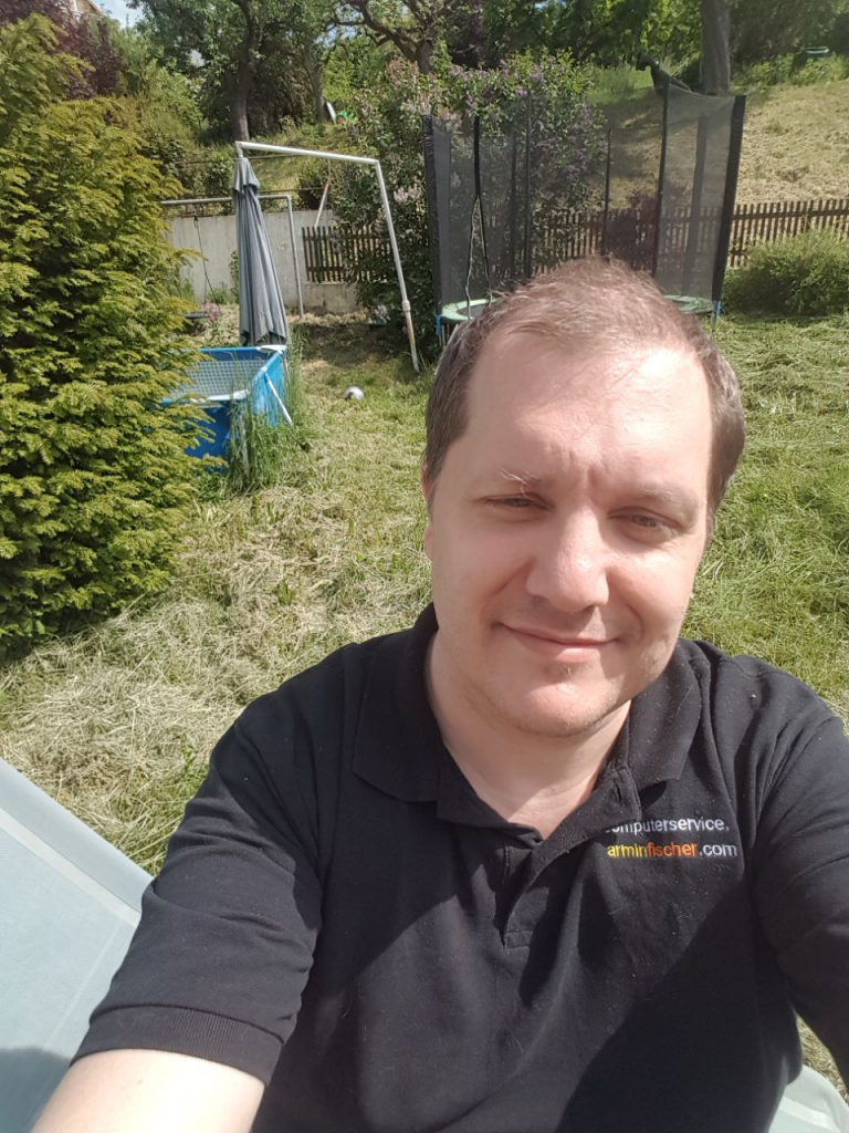 Armin Fischer - Foto im Garten. Hauptstr. 70 96117 Memmelsdorf . Computerservice.arminfischer.com